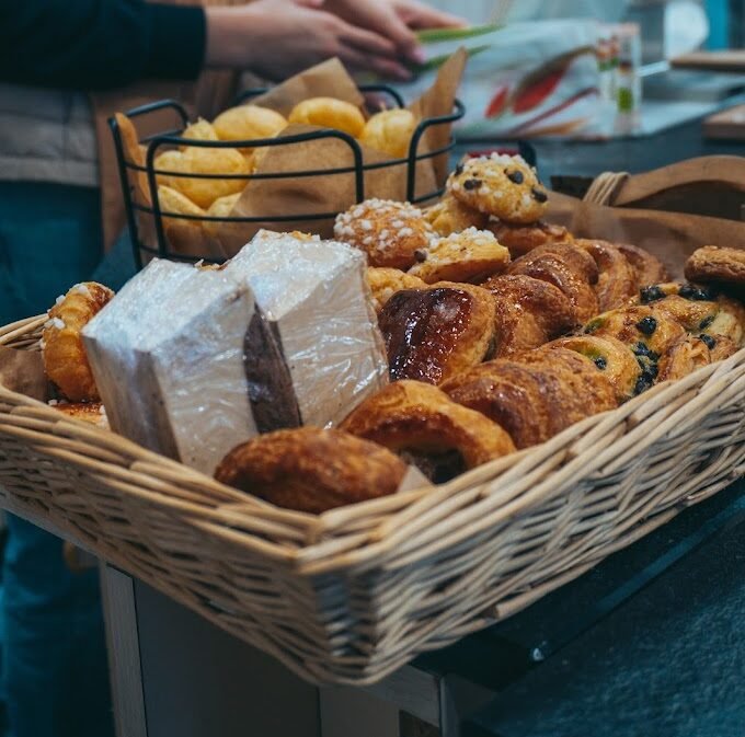 Assortiment de viennoiseries faites maison, préparées dans notre boulangerie artisanale à Chilly-Mazarin
